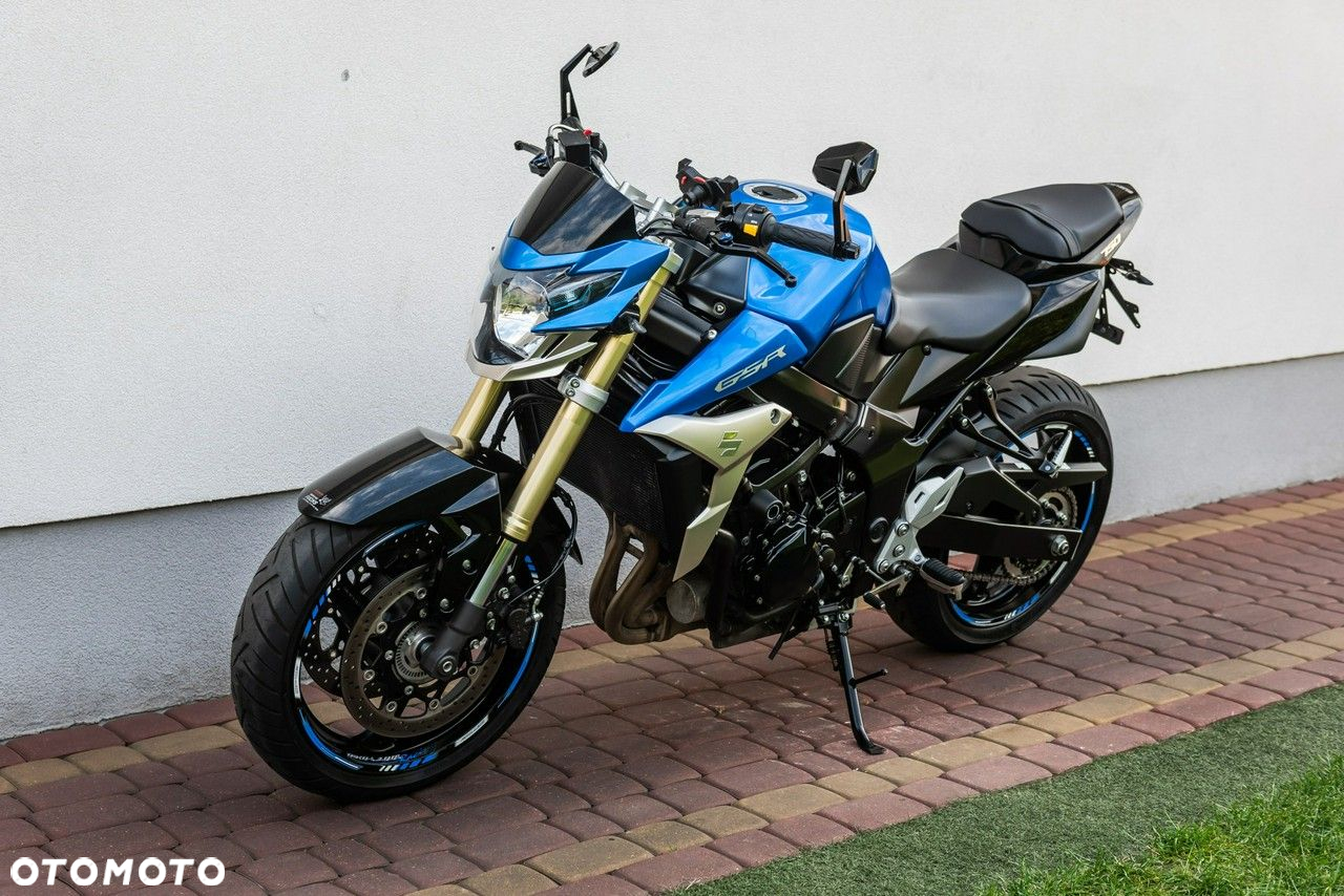 Suzuki GSR - 6