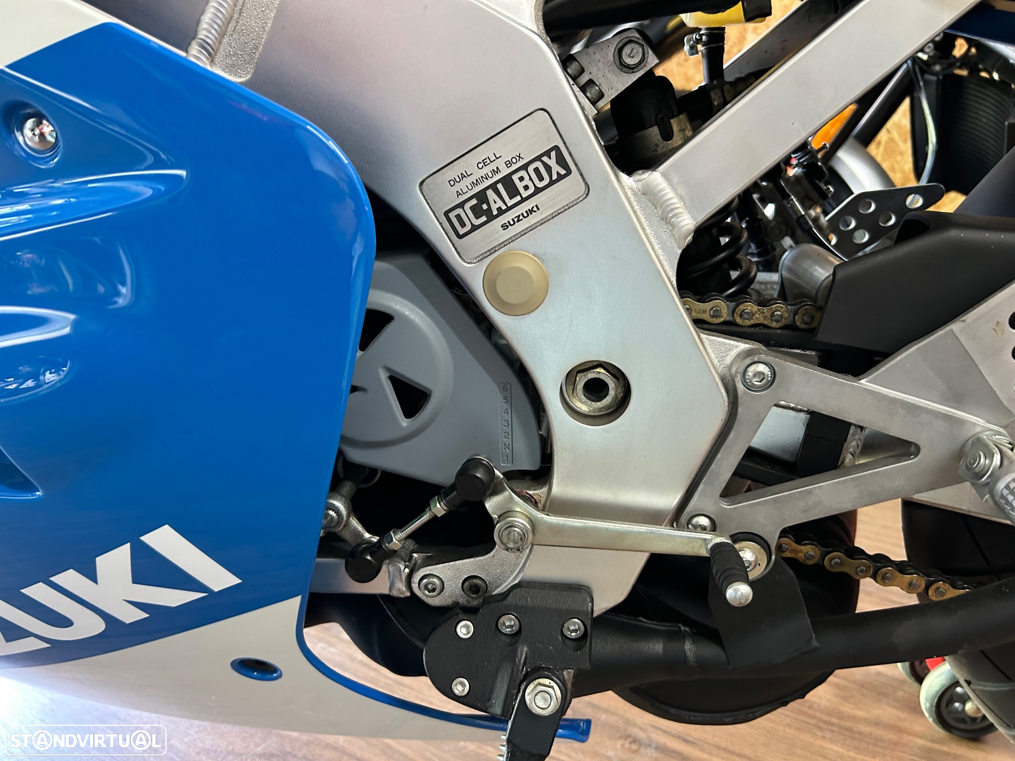 Suzuki RGV 250 VJ 21 - 11