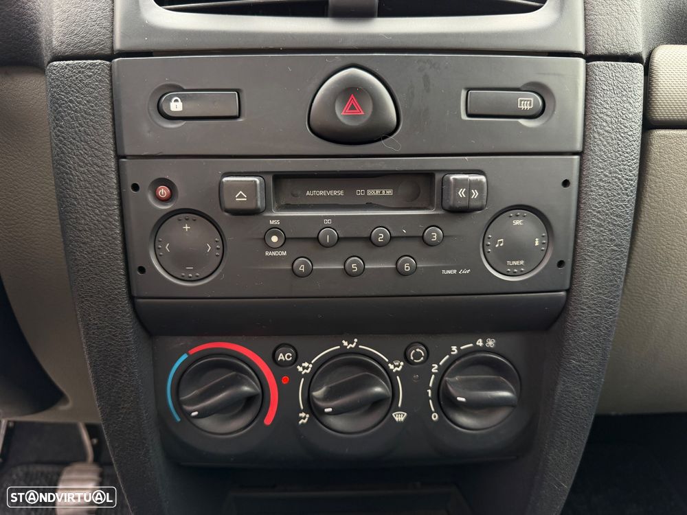 Renault Clio 1.2 16V Confort Authentique - 13