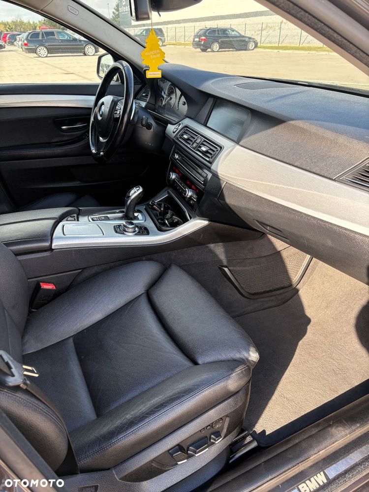 BMW Seria 5 525d xDrive - 10