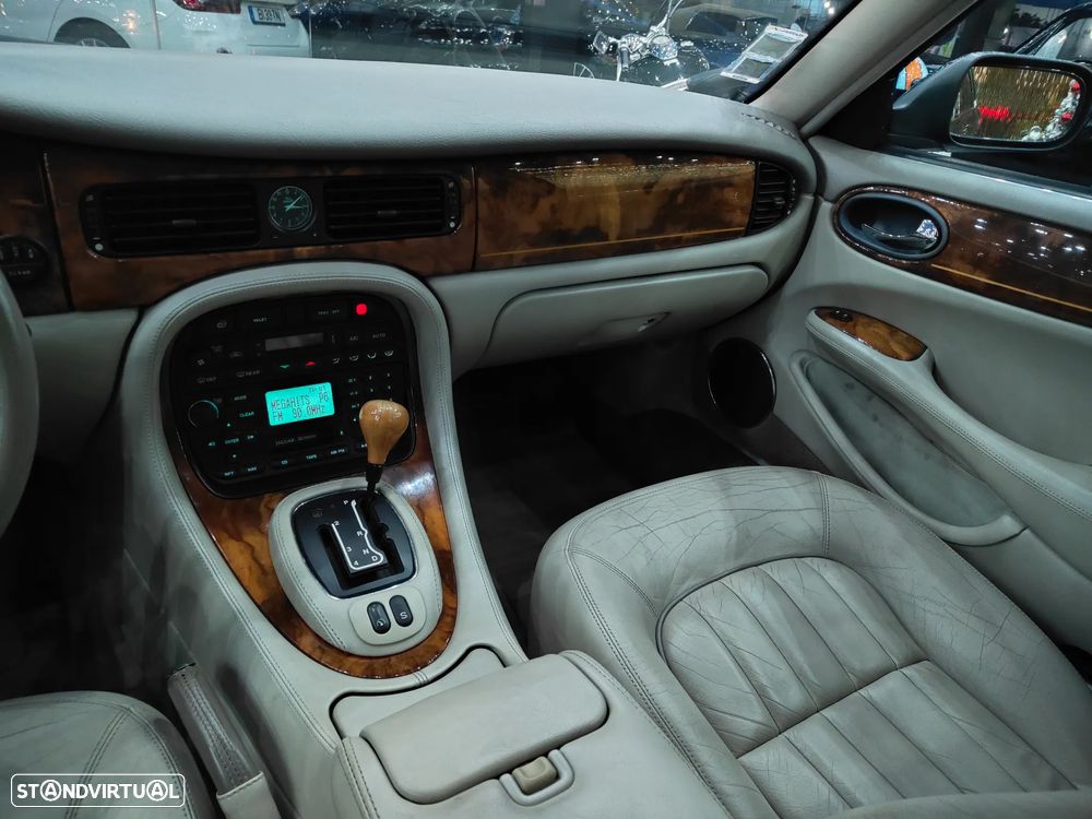 Jaguar XJ XJ8 3.2 Executive - 17