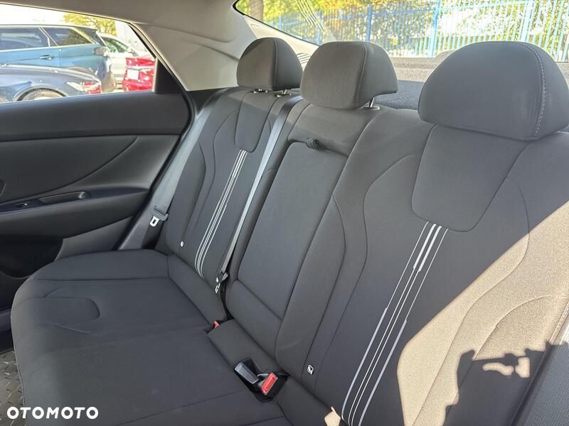 Hyundai Elantra - 16