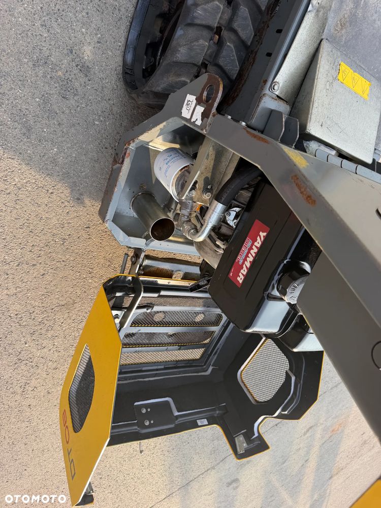 Wacker Neuson DT08 Diesel! Wozidło Samo-załadowcze 1 tona ładowność.  silnik YANMAR Kiprowanie i załadunek  własny HYDRAULICZNY. Wywrotka do specjalistycznych zadań. Bardzo mała wielkościowo a szybka i wydajna! Odpala na Kluczyk. Wywrotka sprowadzona z Norwegii z Urzędu komunalnego. Badzo zadbana maszyna bez luzów i wycieków. OKAZJA TANIO. Podest do jazdy. Perfekcyjny stan! 2017rok.  900 MTG - 11