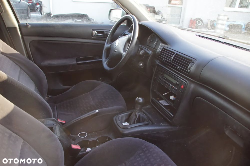 Auto na części - Volkswagen Passat B5 Lift 1.9 TDI 130 KM AWX GGB LA6W 2003R Silnik Skrzynia Drzwi Maska Klapa Błotnik Zderzak Lusterko Lampa Klamka Deska Kokpit Sterownik Moduł Czujnik Licznik Kierownica Panel - 14