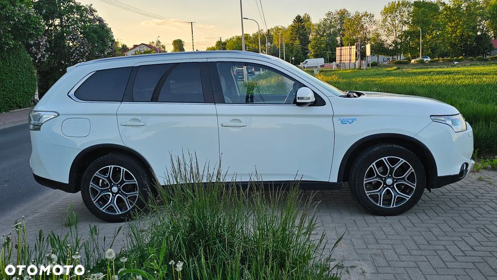 Mitsubishi Outlander Instyle NAVI + - 9