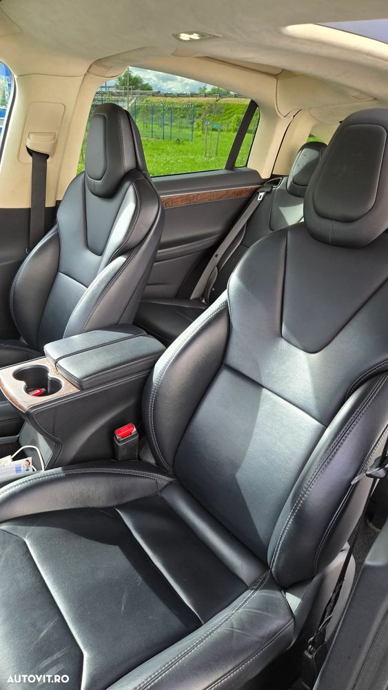 Tesla Model X - 8