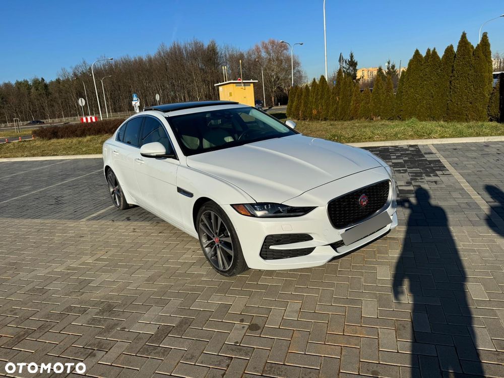 Jaguar XE - 1