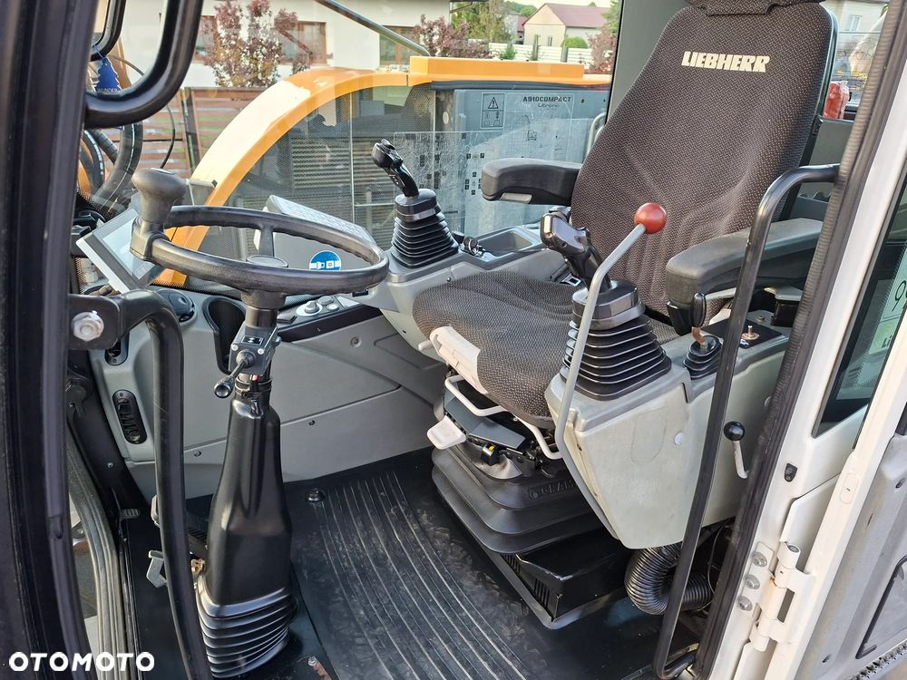 Liebherr A910 COMPACT rok 2015 Super Stan - 2