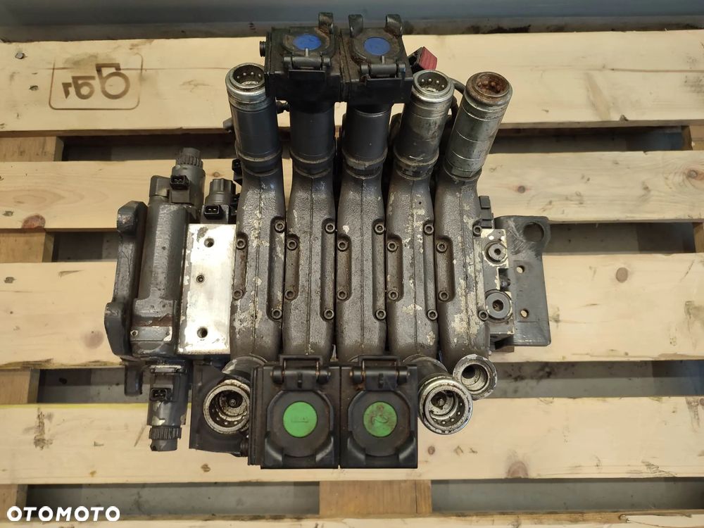 Rozdzielacz hydrauliczny Valtra N 163 (36448900) - 2