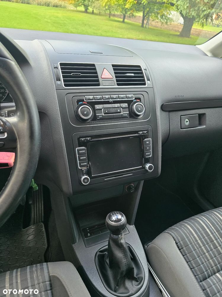 Volkswagen Touran 2011 photo 4