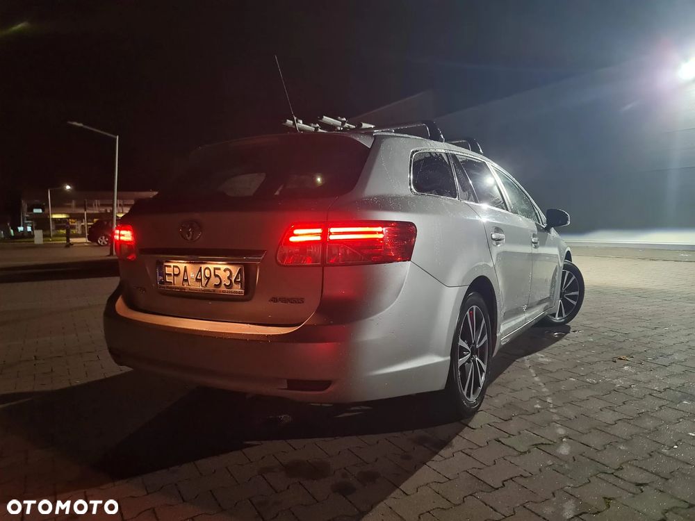 Toyota Avensis 2.0 D-4D Premium - 2