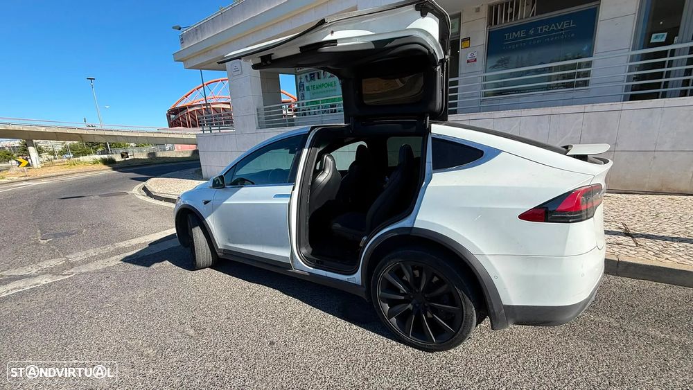 Tesla Model X - 23