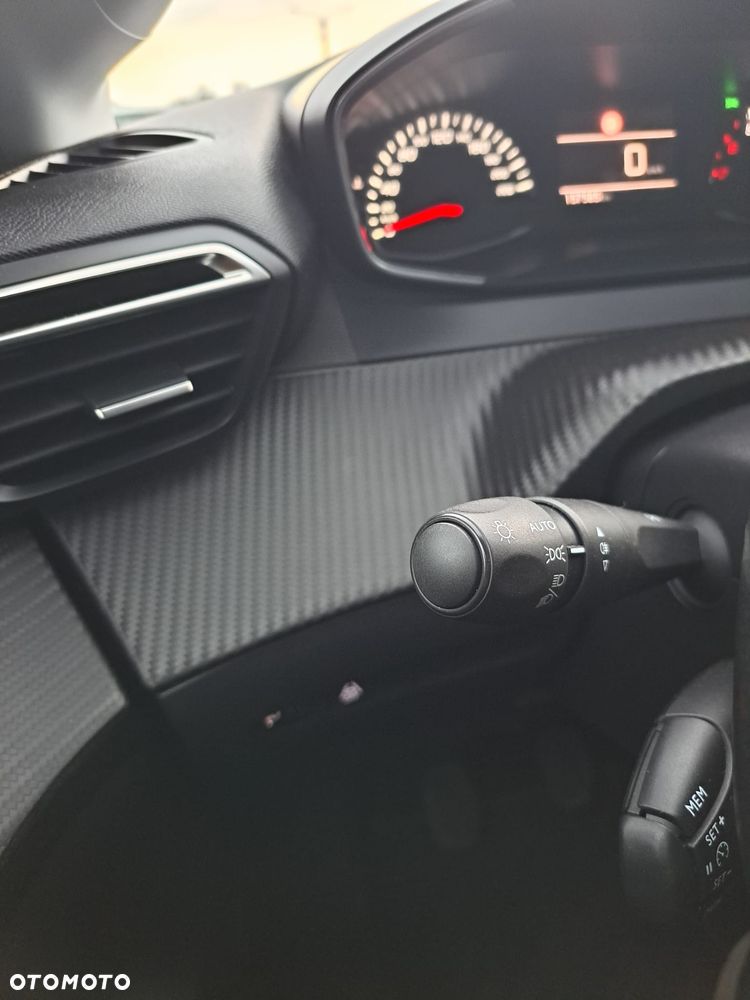 Peugeot 208 - 17