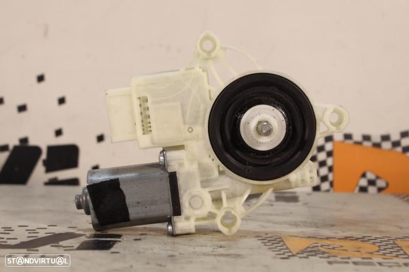 Motor Do Elevador De Vidro Traseiro Direito Bmw 3 (G20)  8495868 / C80 - 3