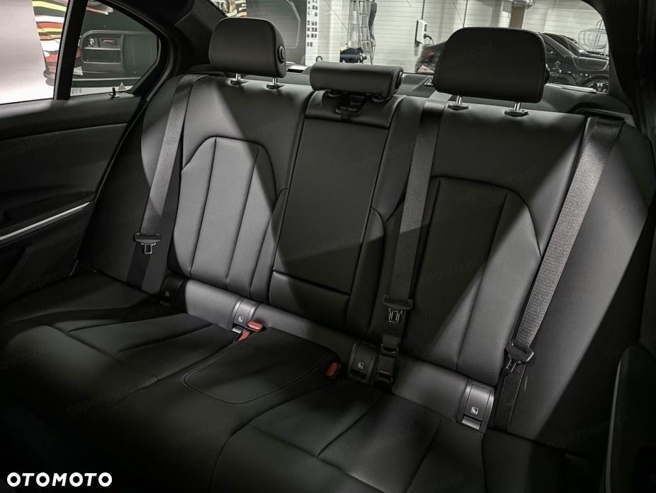 BMW Seria 3 318i M Sport - 16