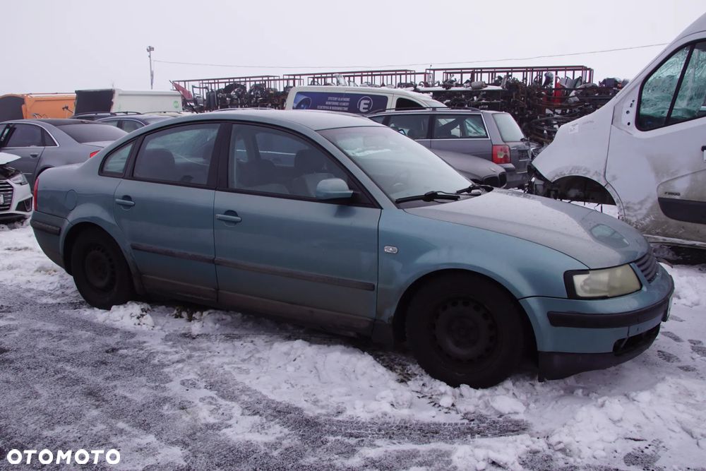 Auto na części - VW Passat B5 1.8 20V 125 KM ADR DHZ LB6N 1998R Skrzynia Drzwi Maska Klapa Zderzak Błotnik Lampa Klamka Lusterko Szyba Deska Kokpit Sterownik Moduł Czujnik Licznik Panel Kierownica - 2