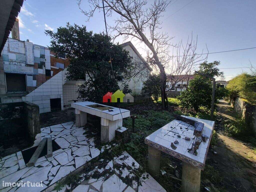 Lote de terreno urbano com moradia T3 e garagem em Palmela - Grande imagem: 4/20