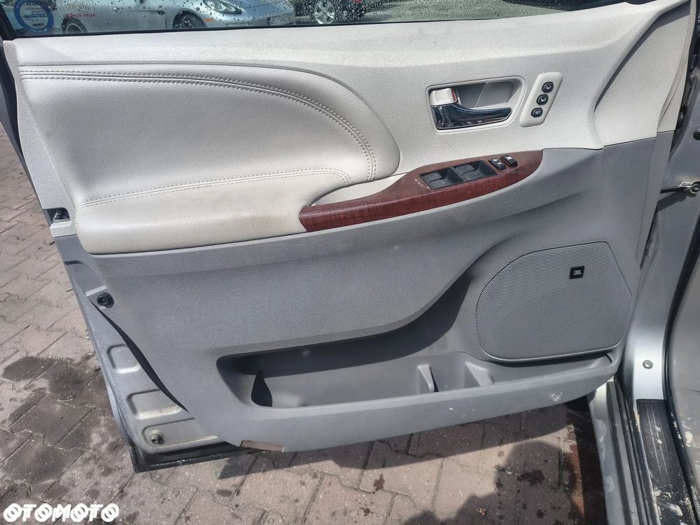 Toyota Sienna - 11