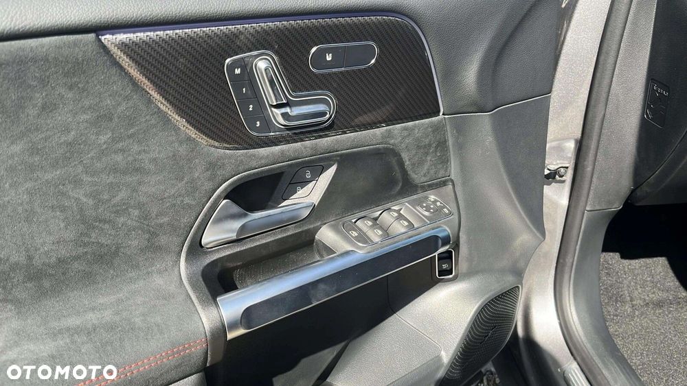 Mercedes-Benz GLB 200 AMG Line 7G-DCT - 17