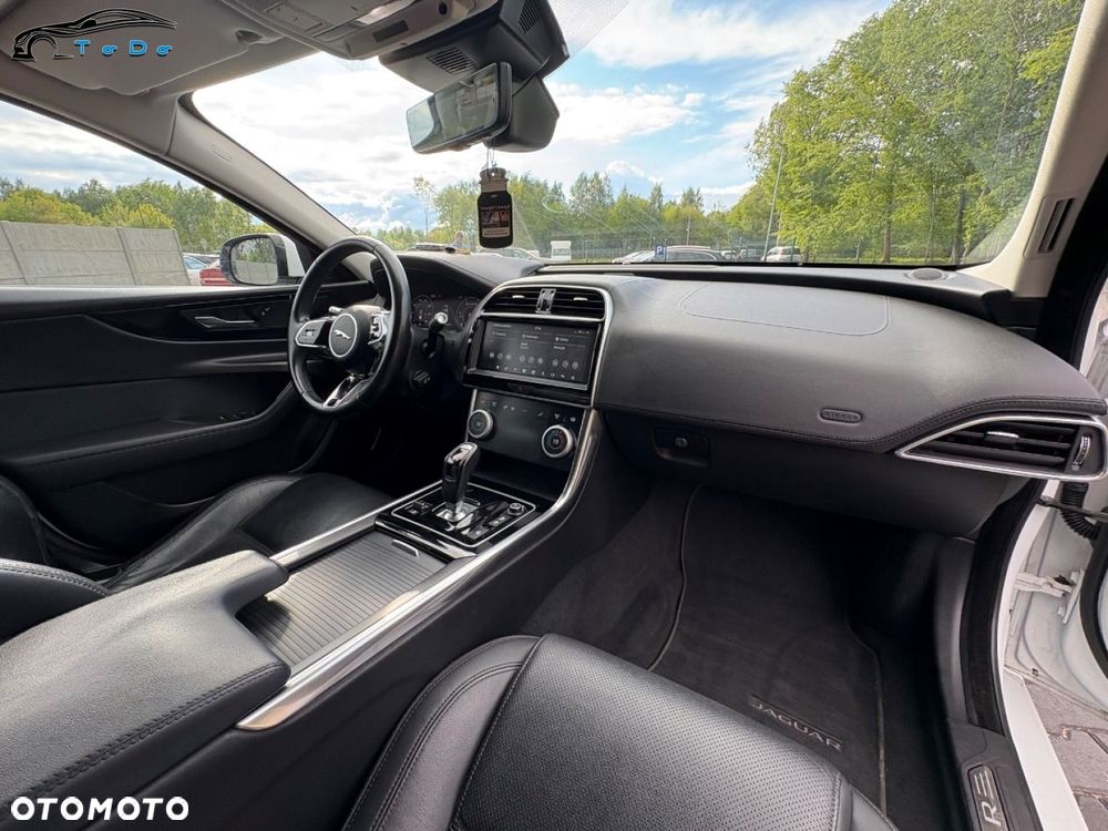 Jaguar XE 2.0 D R-Sport - 31