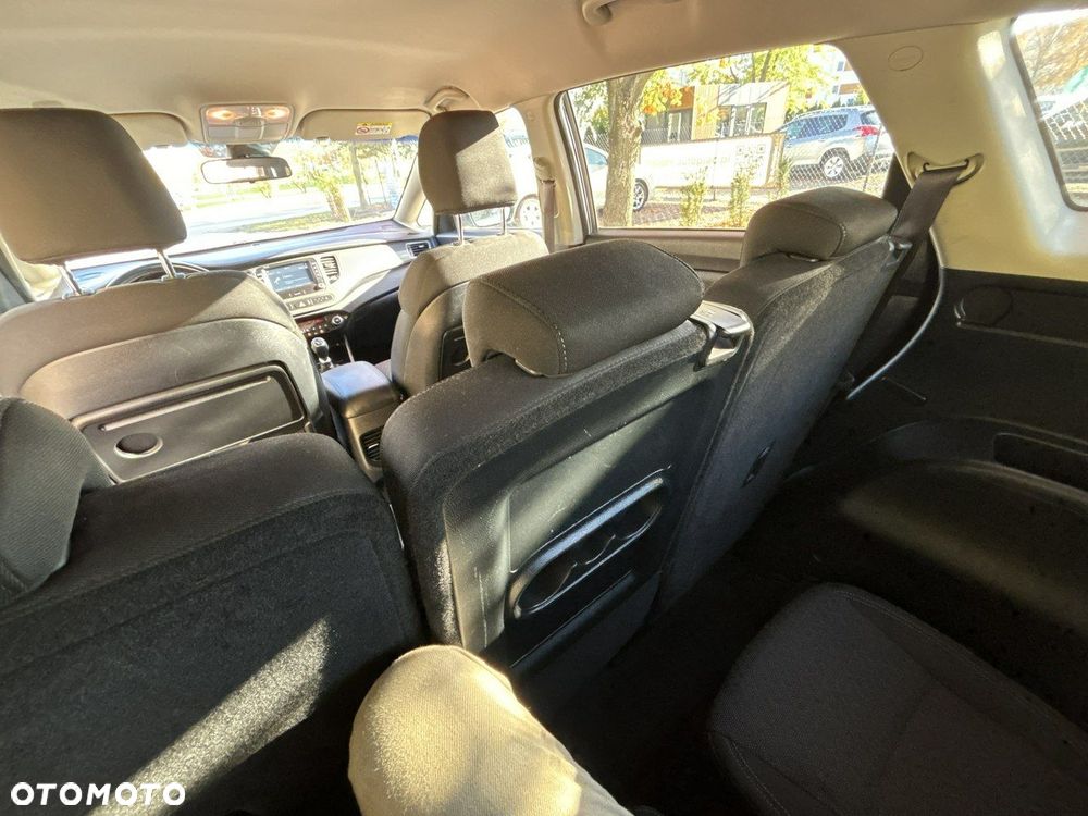 Kia Carens - 25