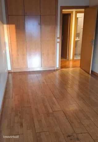 Amadora T2 renovado com parqueamento - Grande imagem: 2/4
