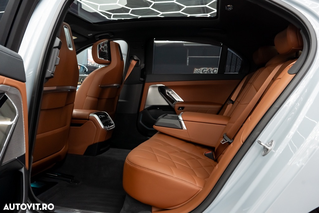 BMW Seria 7 740d xDrive MHEV - 17