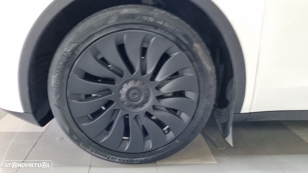 Tesla Model Y - 27