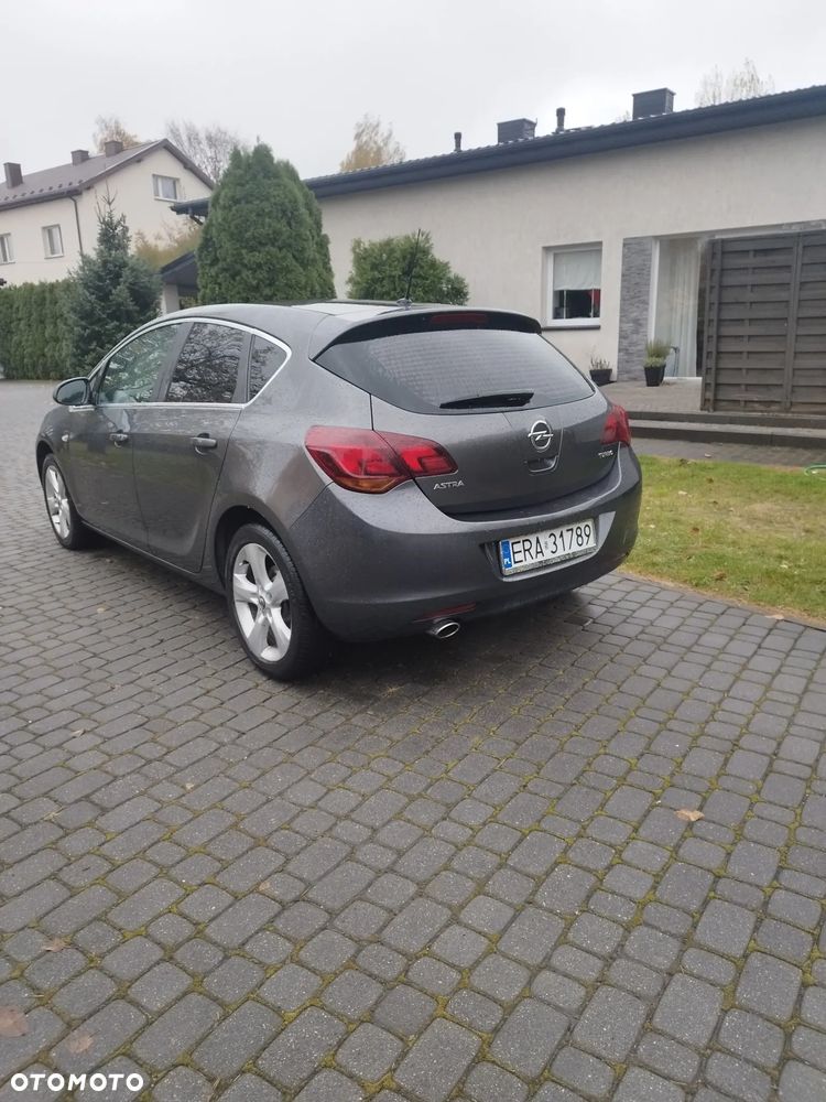 Opel Astra 2010 photo 4