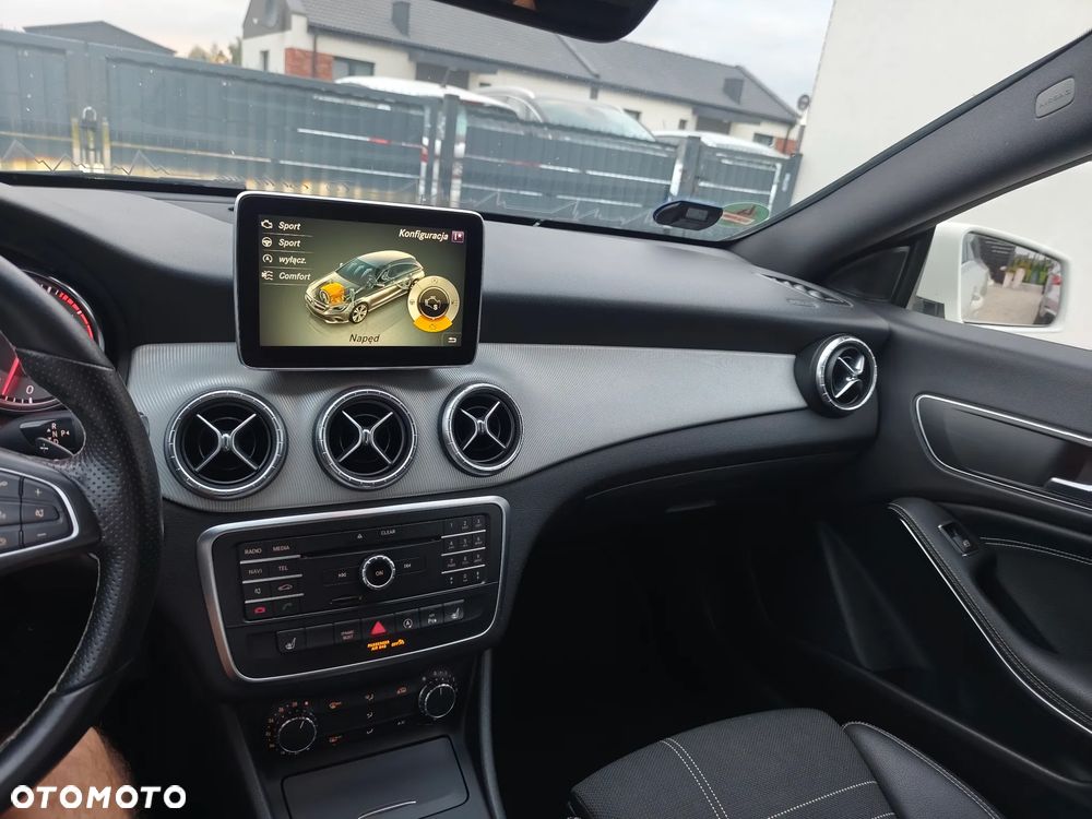 Mercedes-Benz CLA 200 7G-DCT AMG Line - 24
