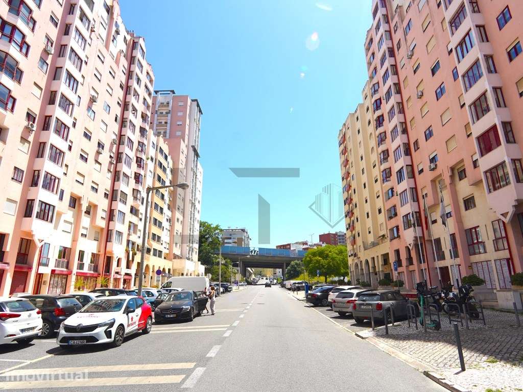 Apartamento T2 com Garagem e Arrecadação para Venda em Benfica, Lisboa - Grande imagem: 2/27
