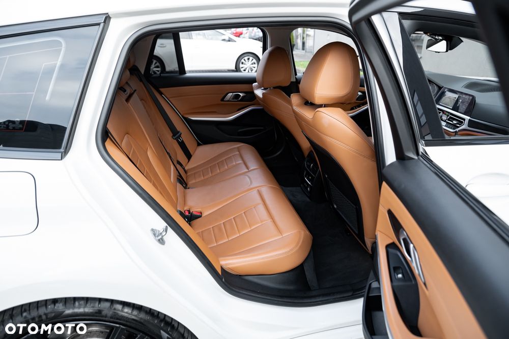 BMW Seria 3 330d xDrive - 22