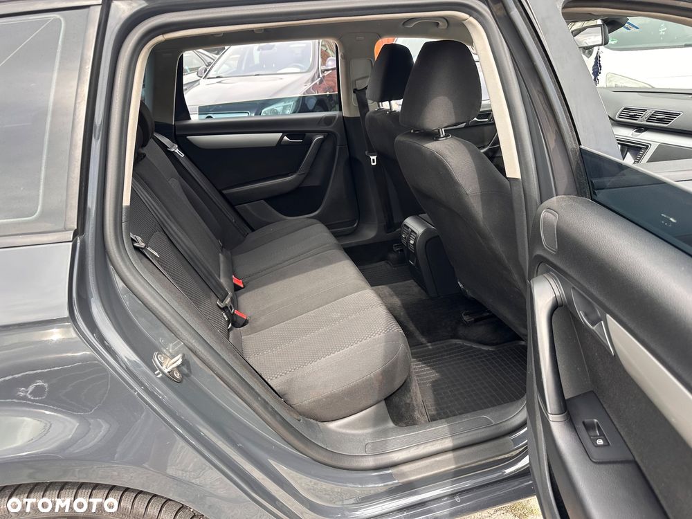 Volkswagen Passat 2.0 TDI Comfortline R-Style - 9