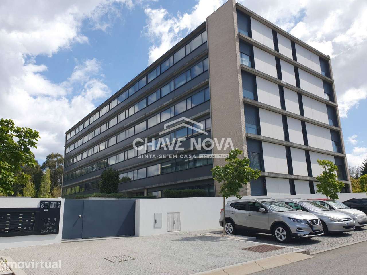 T4 c/ Varanda em Condomínio Fechado em Mafamude - Grande imagem: 2/22