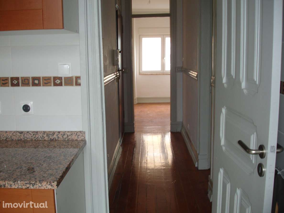 Apartamento T3 com varanda em Campo de Ourique - Grande imagem: 2/10