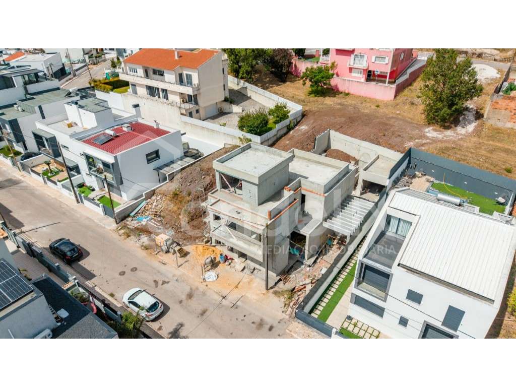 Moradia T4 em construção | Piscina | Vista panorâmica | Famões - Grande imagem: 2/60