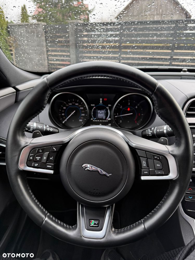 Jaguar XE 20d AWD R-Sport - 22