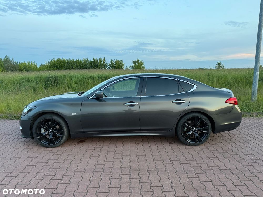 Infiniti M