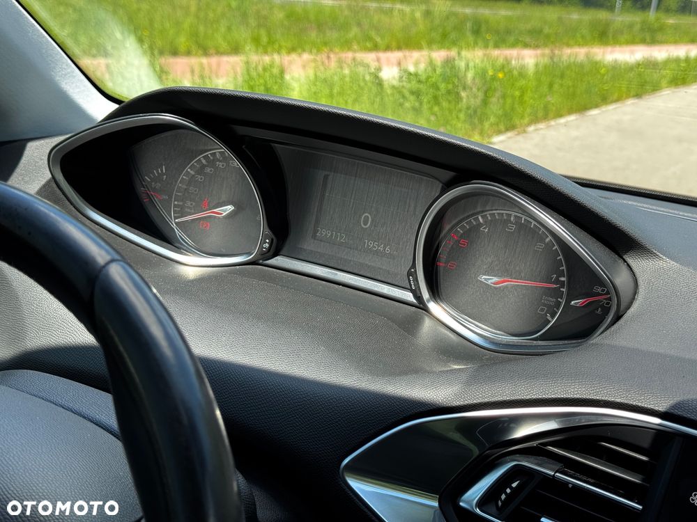 Peugeot 308 1.6 BlueHDi Allure S&S - 18