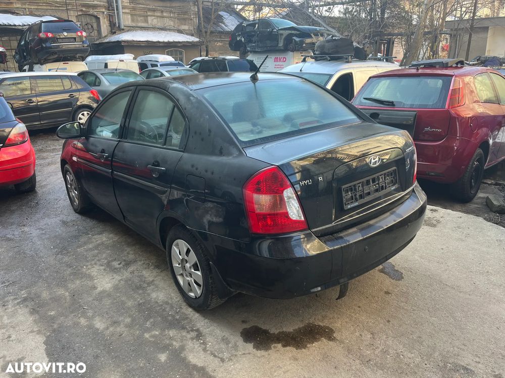 Dezmembrez Hyundai Accent 3 negru 2008 1,4 benzina 71KW - 4