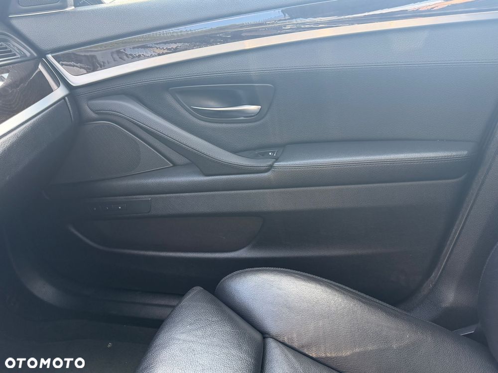 BMW Seria 5 525d xDrive Sport-Aut - 34