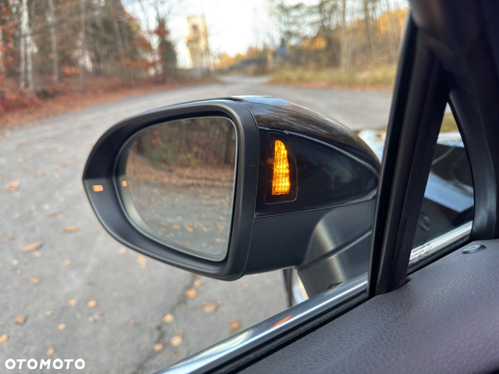 Volkswagen Passat Variant 2.0 TDI SCR DSG 4Motion Business - 39