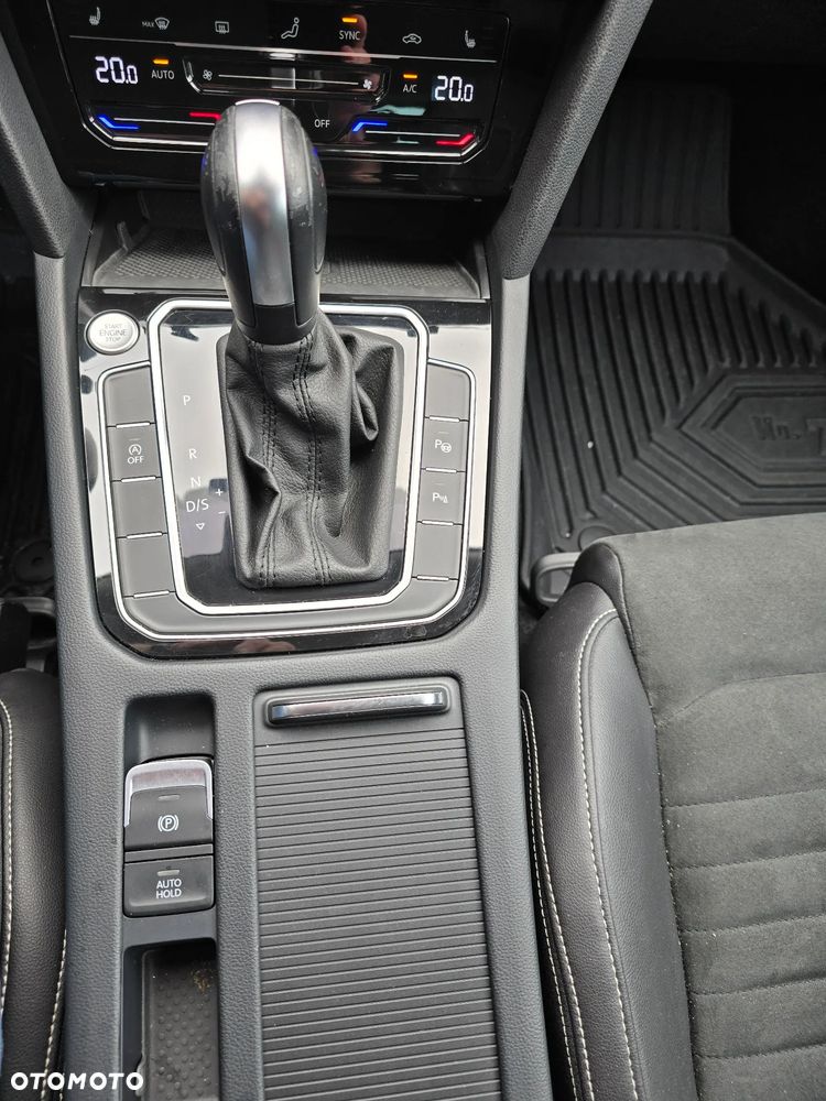 Volkswagen Passat 2.0 TDI SCR DSG 4Motion Elegance - 33