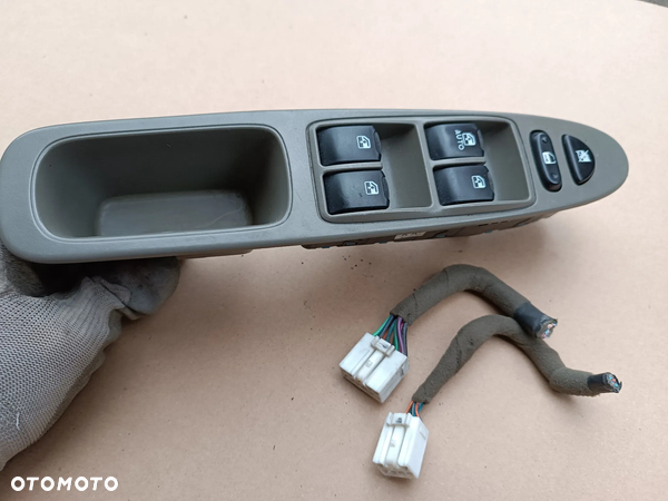 Daewoo Chevrolet Evanda przyciski panel szyb lewy przód kierowcy rączka uchwyt drzwi wtyczka kabel wiązka