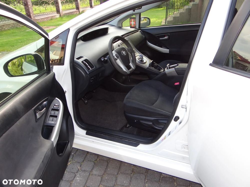 Toyota Prius ver-1-8-hsd-prestige - 8