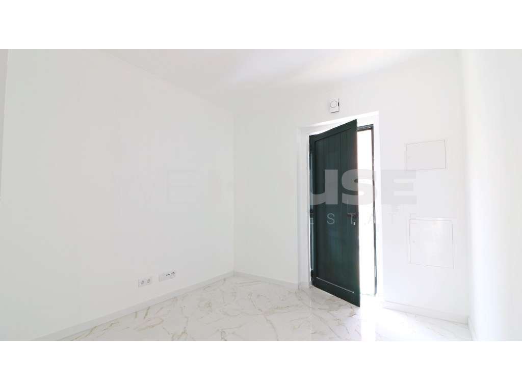 Moradia térrea renovada e com quintal na Baixa da Banheira - Grande imagem: 4/15