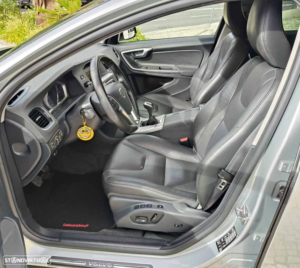 Volvo V60 Cross Country 2.0 D3 Momentum - 14