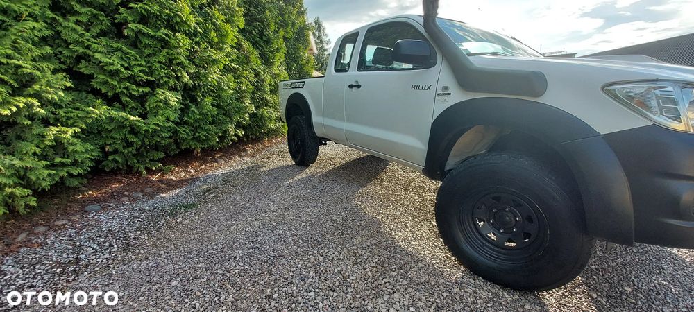 Toyota Hilux 4x4 Extra Cab - 17