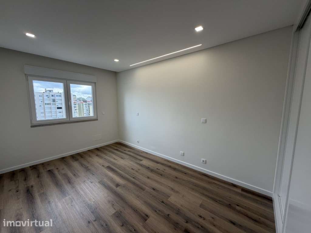 Excelente T2 totalmente remodelado junto ao Metro de Alfornelos - Grande imagem: 5/11