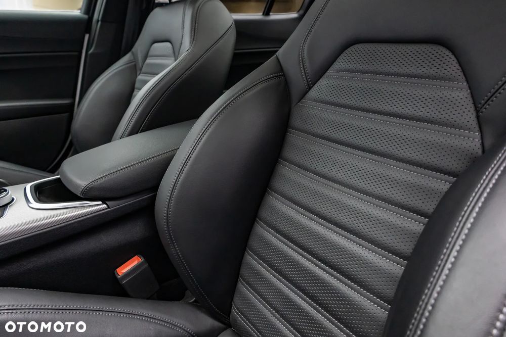 Alfa Romeo Giulia 2.0 Turbo 16V AT8-Q4 Veloce - 23